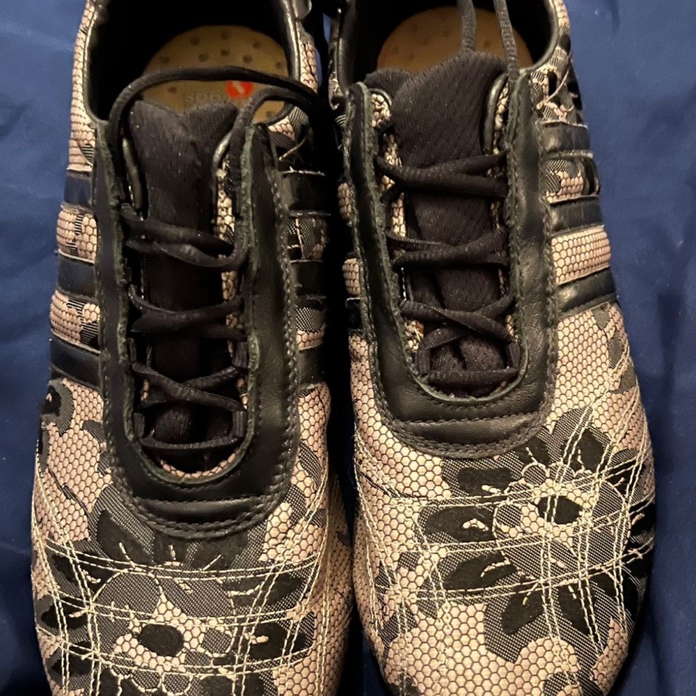 Adidas Vintage Leisure Shoe Size 9.5, needs new inserts